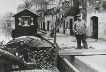 863520 Afbeelding van A.J Tielen, kolenhandelaar, bij een vrachtschip met kolen aangemeerd aan de Oudegracht oostzijde ...